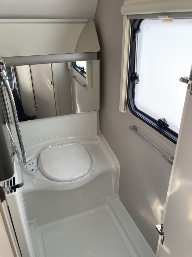 Adria Adora 613 PK AC OCH CAMPINGBILJETTER PÅ KÖPET - Adria