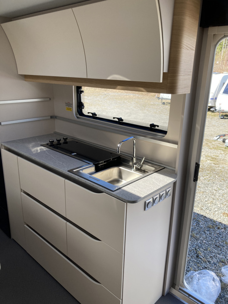 Adria Adora 613 PK AC OCH CAMPINGBILJETTER PÅ KÖPET - Adria