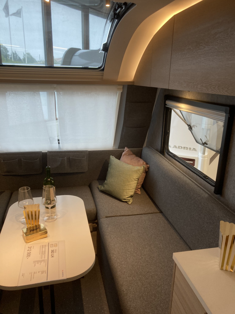 Adria Altea 362 LH AC OCH CAMPINGBILJETTER PÅ KÖPET - Adria