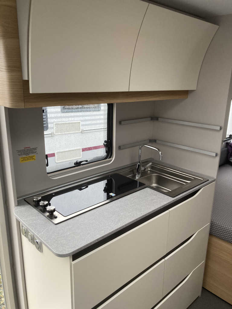 Adria Adora 502 UL AC OCH CAMPINGBILJETTER PÅ KÖPET - Adria