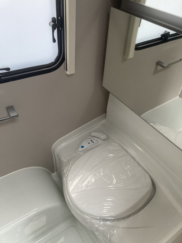 Adria Adora 502 UL AC OCH CAMPINGBILJETTER PÅ KÖPET - Adria
