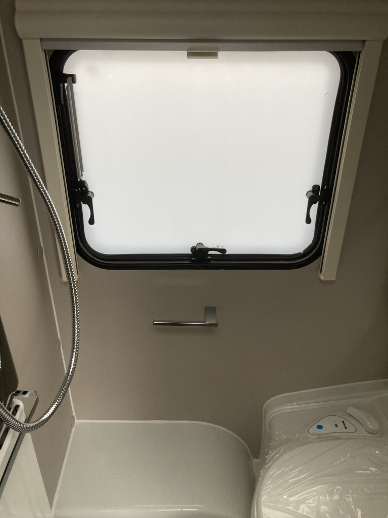 Adria Adora 502 UL AC OCH CAMPINGBILJETTER PÅ KÖPET - Adria