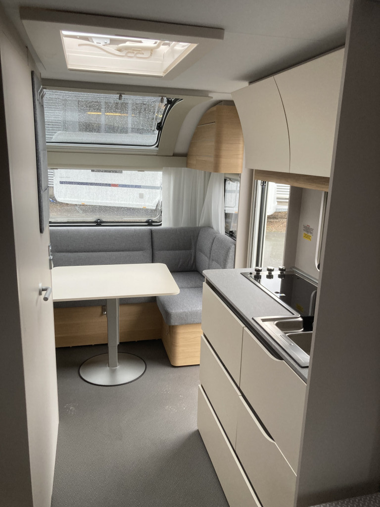 Adria Adora 502 UL AC OCH CAMPINGBILJETTER PÅ KÖPET - Adria