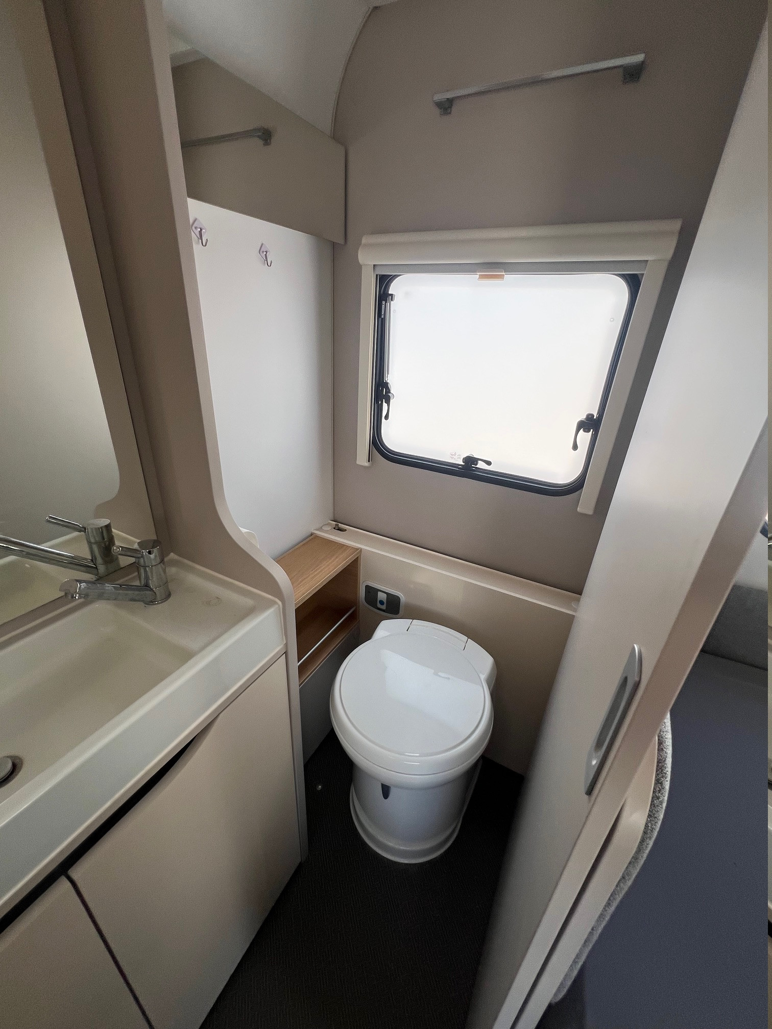 Adria ADORA 572 UT "Dusch"Inkommande" - Adria